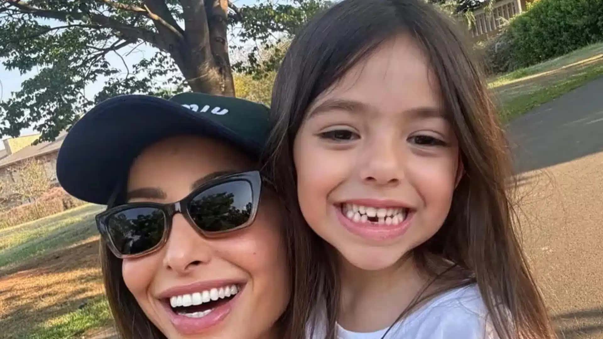 Tal-mae-tal-filha-Sabrina-Sato-mostra-fantasia-de-Zoe-no-Halloween