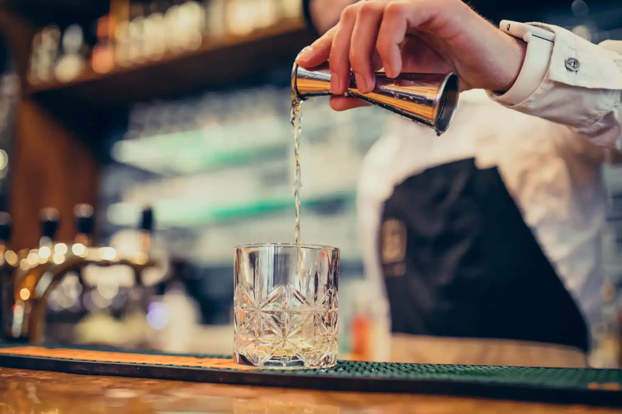 barman-bonito-fazendo-beber-e-cocktails-num-balcao-scaled-3