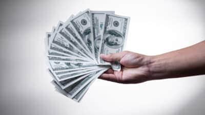 Dólar atinge R$ 5,39 e Bolsa recua 0,29%; investidores esperam reunião de Lula com Trump na Malásia