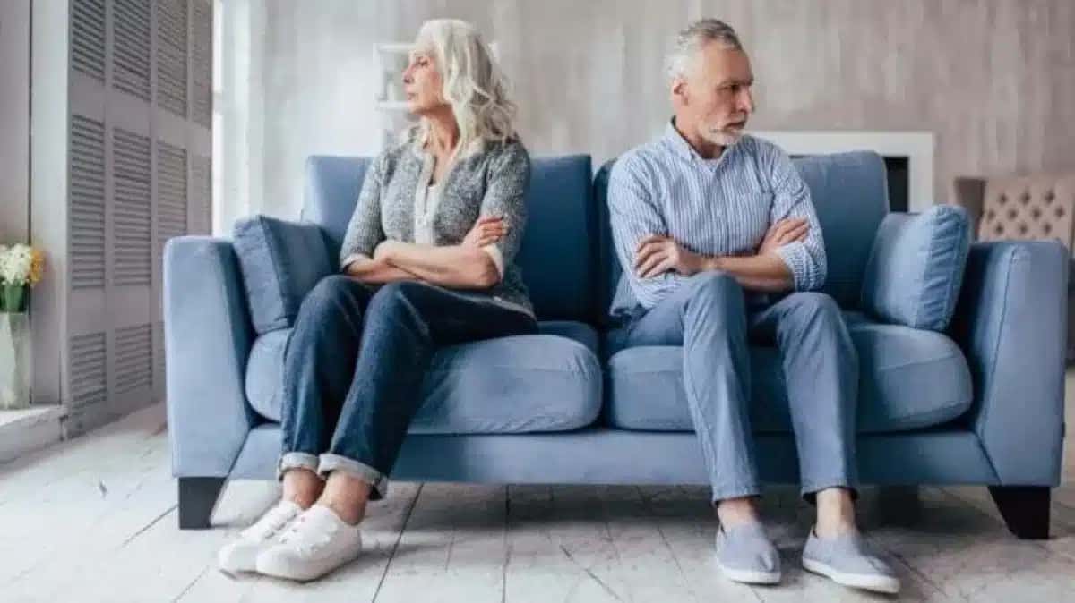 gray-divorce-casal-idoso-brigando-e1759961214468