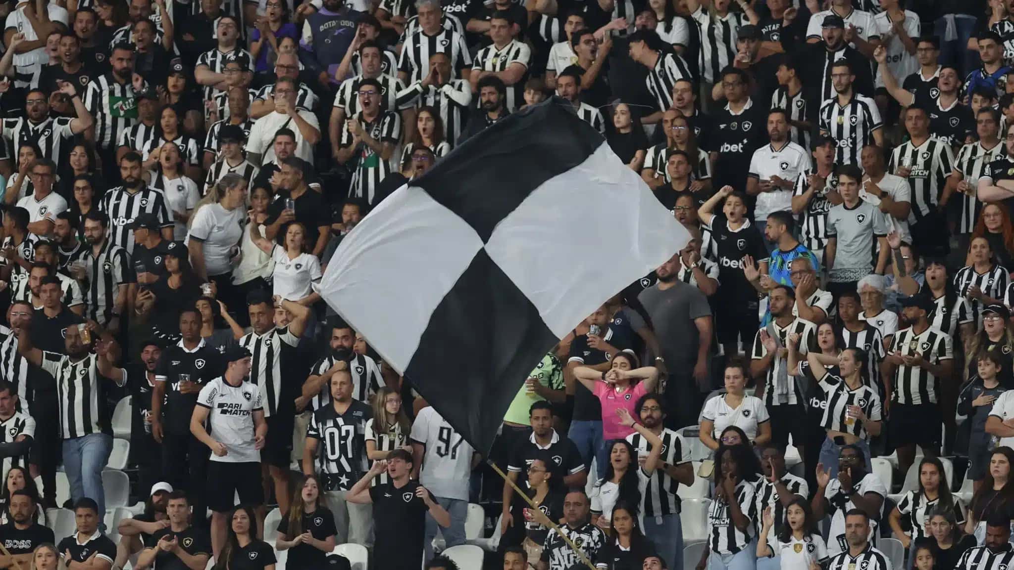 torcida-botafogo-nilton-santos-e1760574910782
