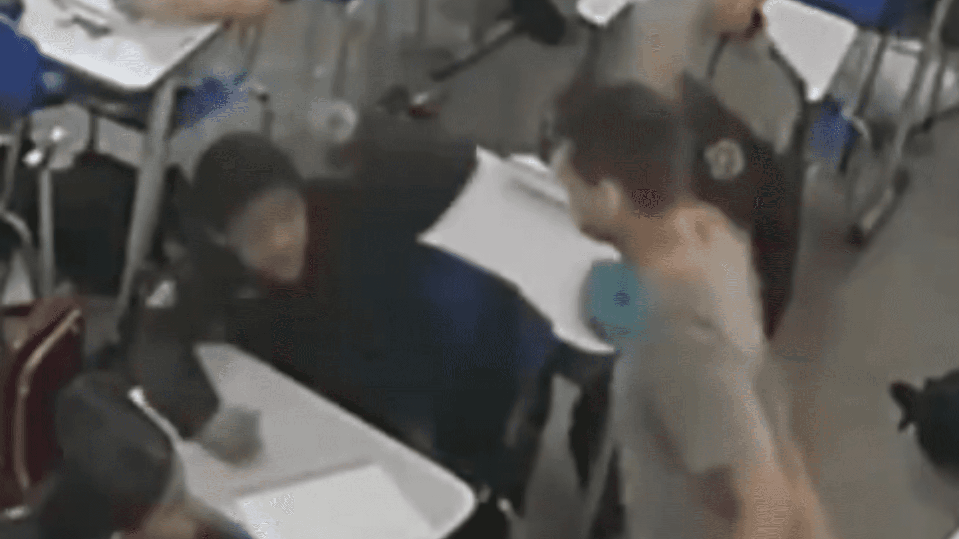 Absurdo-Video-mostra-professor-dando-varios-tapas-em-crianca-em-sala-de-aula