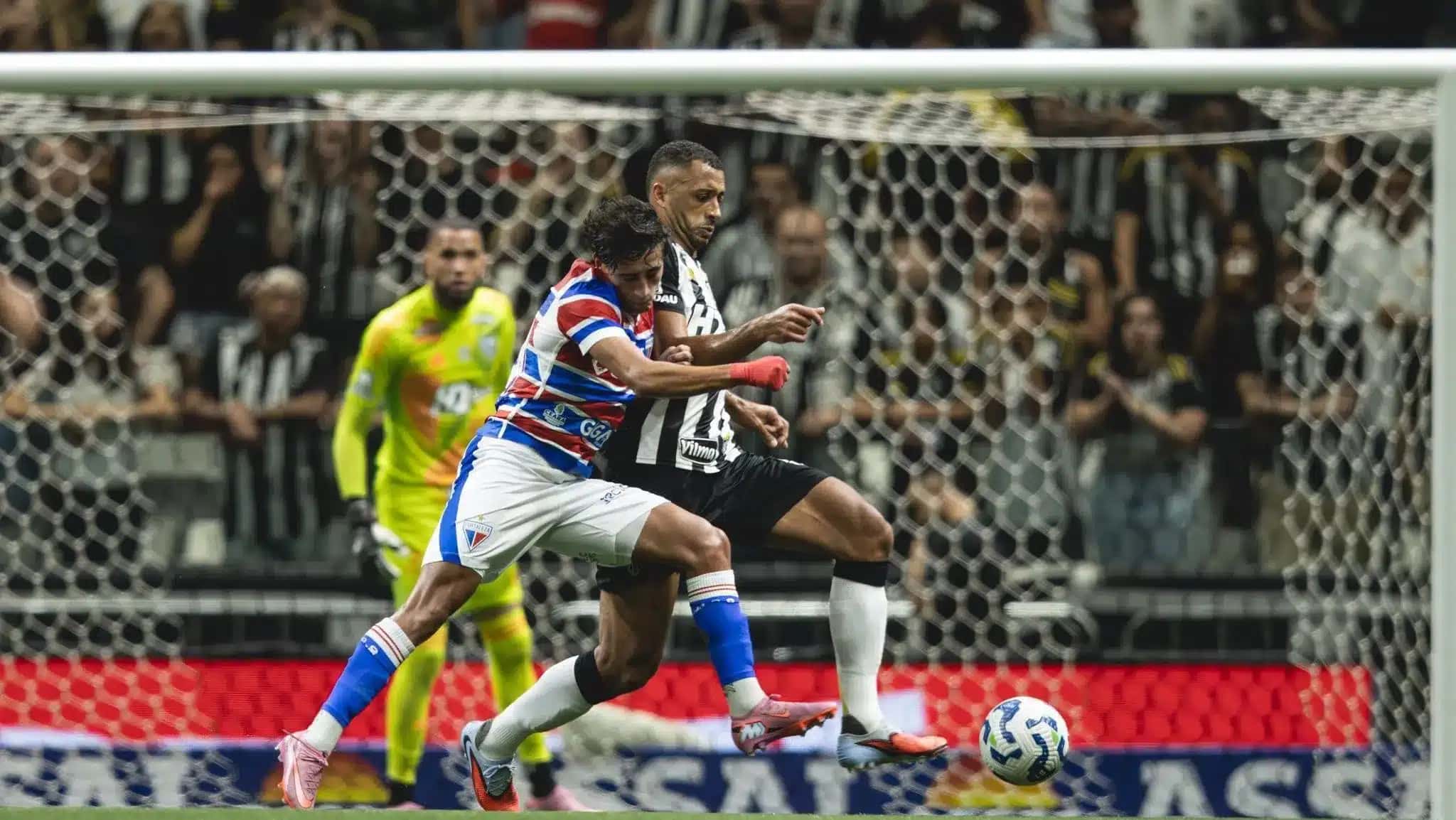 Atletico-MG-x-Fortaleza-no-Campeonato-Brasileiro-e1763031598226