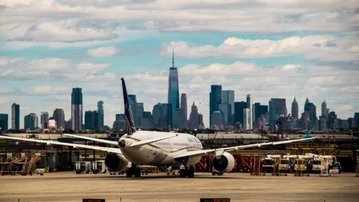 Aviao-na-pista-do-Aeroporto-Internacional-de-Newark-Unsplash-848×477-2