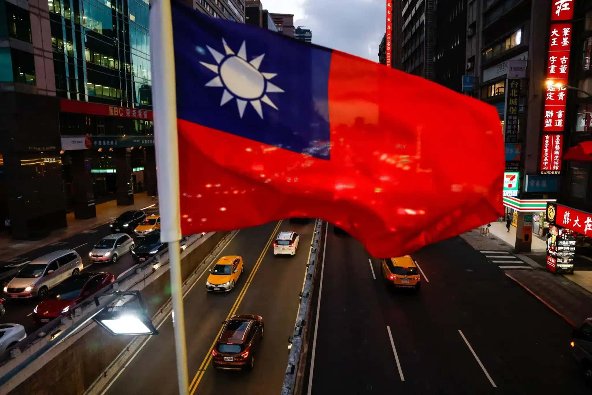 Bandeira-de-Taiwan-hasteada-em-Taipei