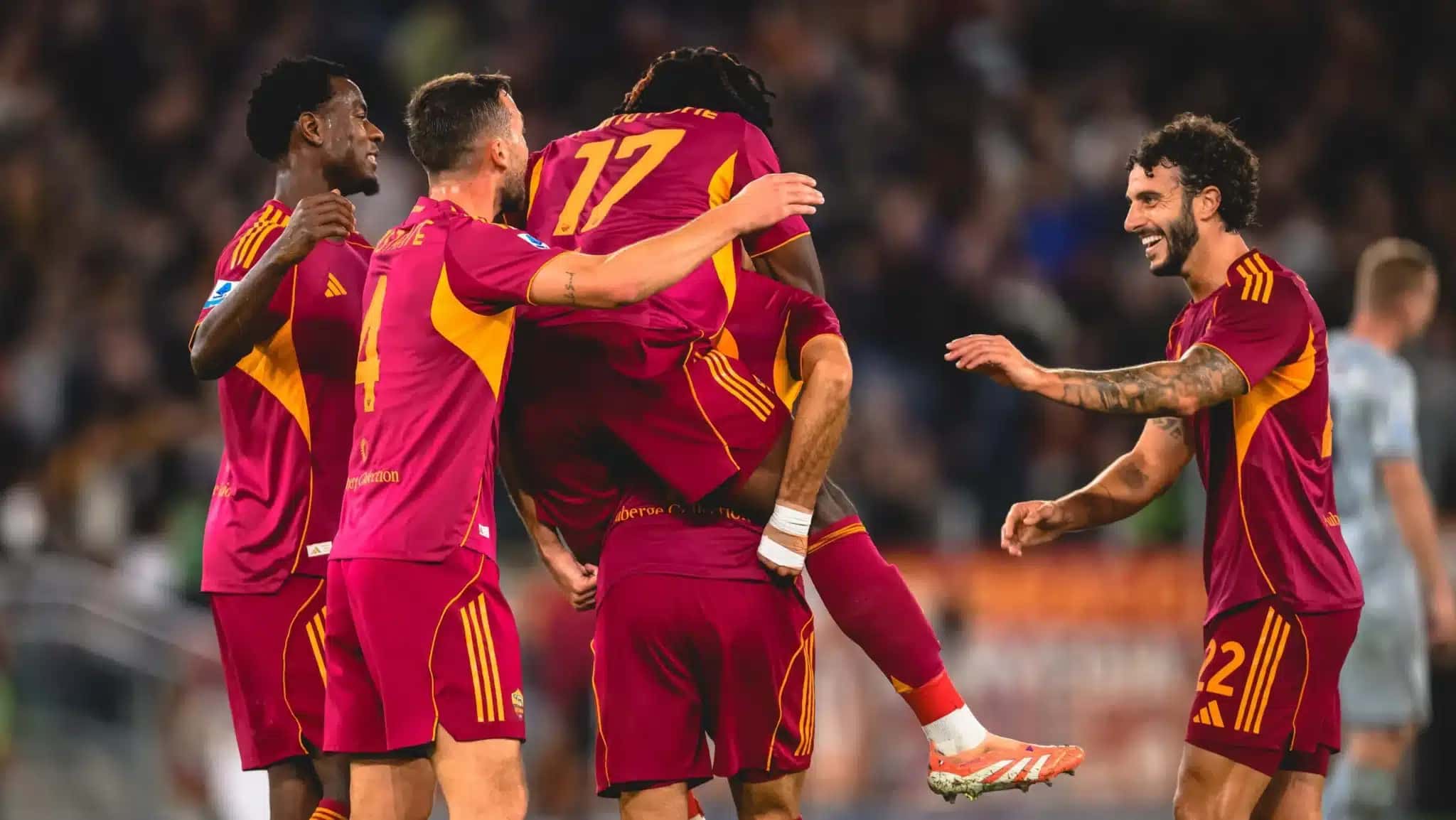 Jogadores-do-Roma-comemorando-gol-e1762717405486