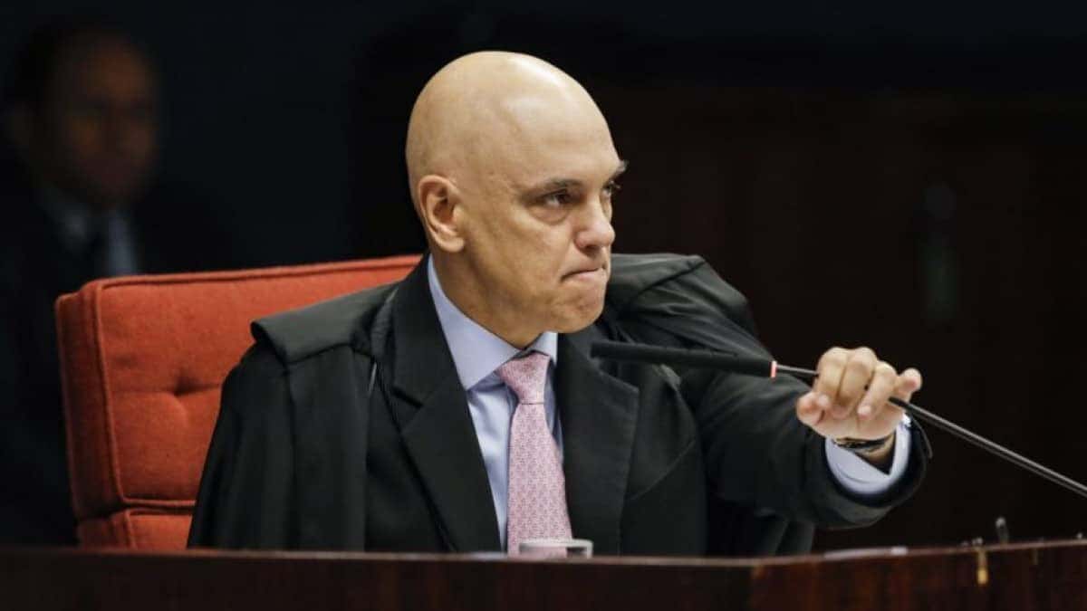 A Primeira Turma do Supremo Tribunal Federal (STF) retoma nesta terça-feira (09.set) o julgamento que pode condenar o ex-presidente Jair Bolsonaro e mais sete aliados pela trama golpista para tentar reverter o resultado das eleições de 2022. O grupo faz parte do núcleo crucial da denúncia apresentada pela Procuradoria-Geral da República (PGR). | Sérgio Lima/Poder360 - 09.set.2025 STF-PauloGonet-AlexandreDeMoraes-LuizFux-CarmemLucia-FlavioDino-CristianoZanin-09Set2025