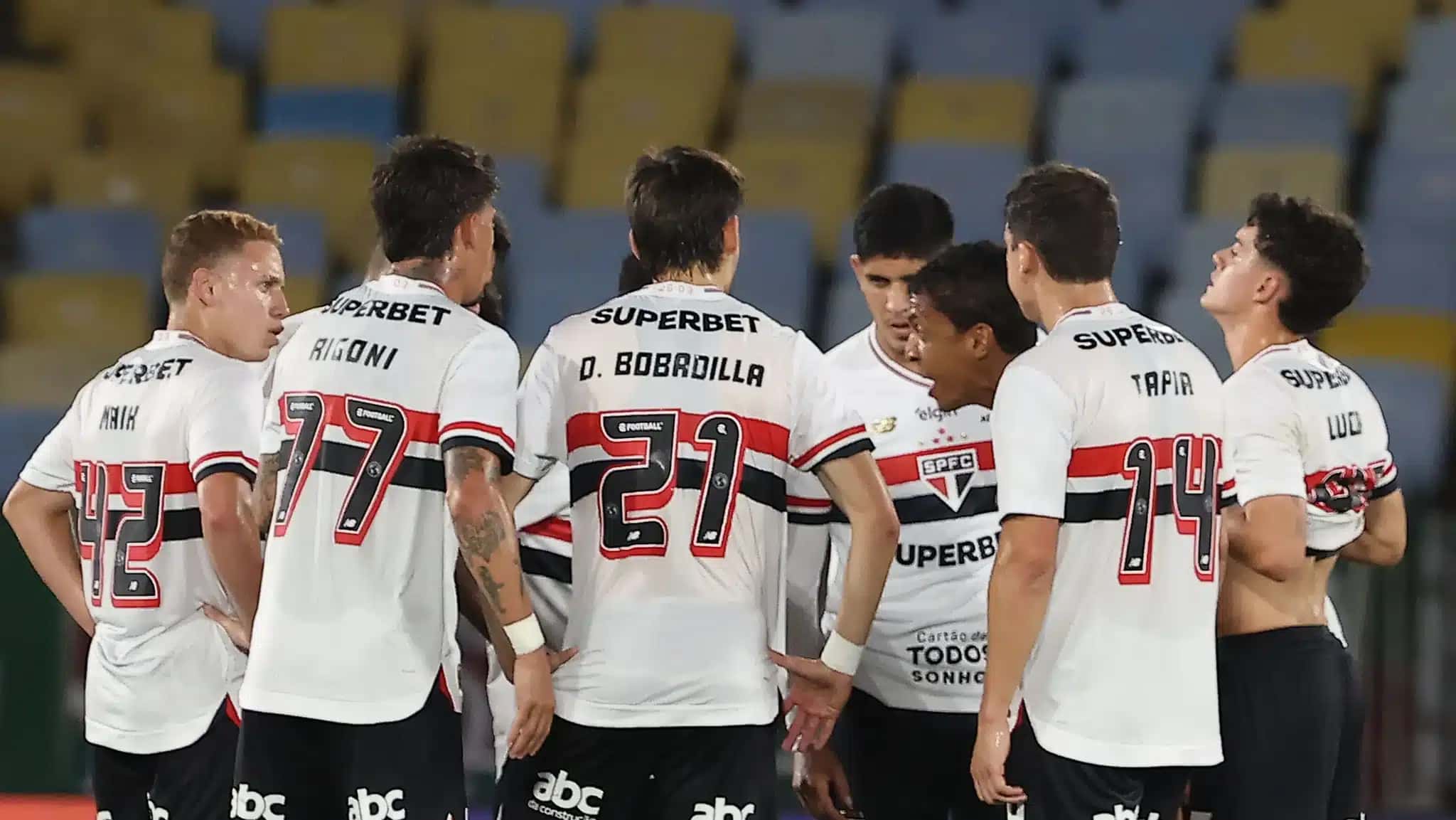 Sao-Paulo-e-goleado-pelo-Fluminense-e1764293738431