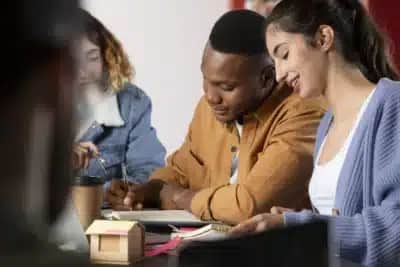 Avanços e Desigualdades na Educação de Estudantes Negros no Brasil: Um Panorama de 2012 a 2025