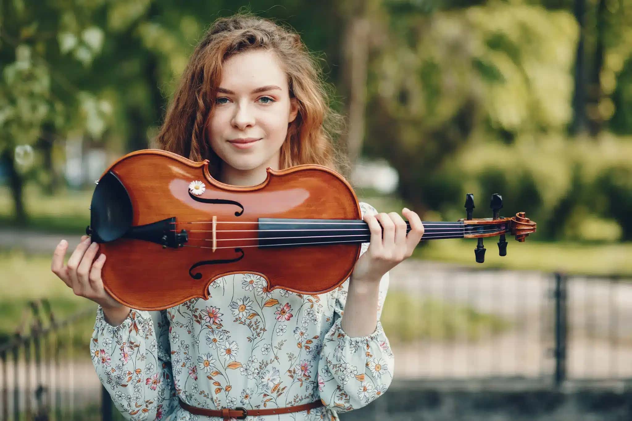 menina-bonita-em-um-parque-de-verao-com-um-violino
