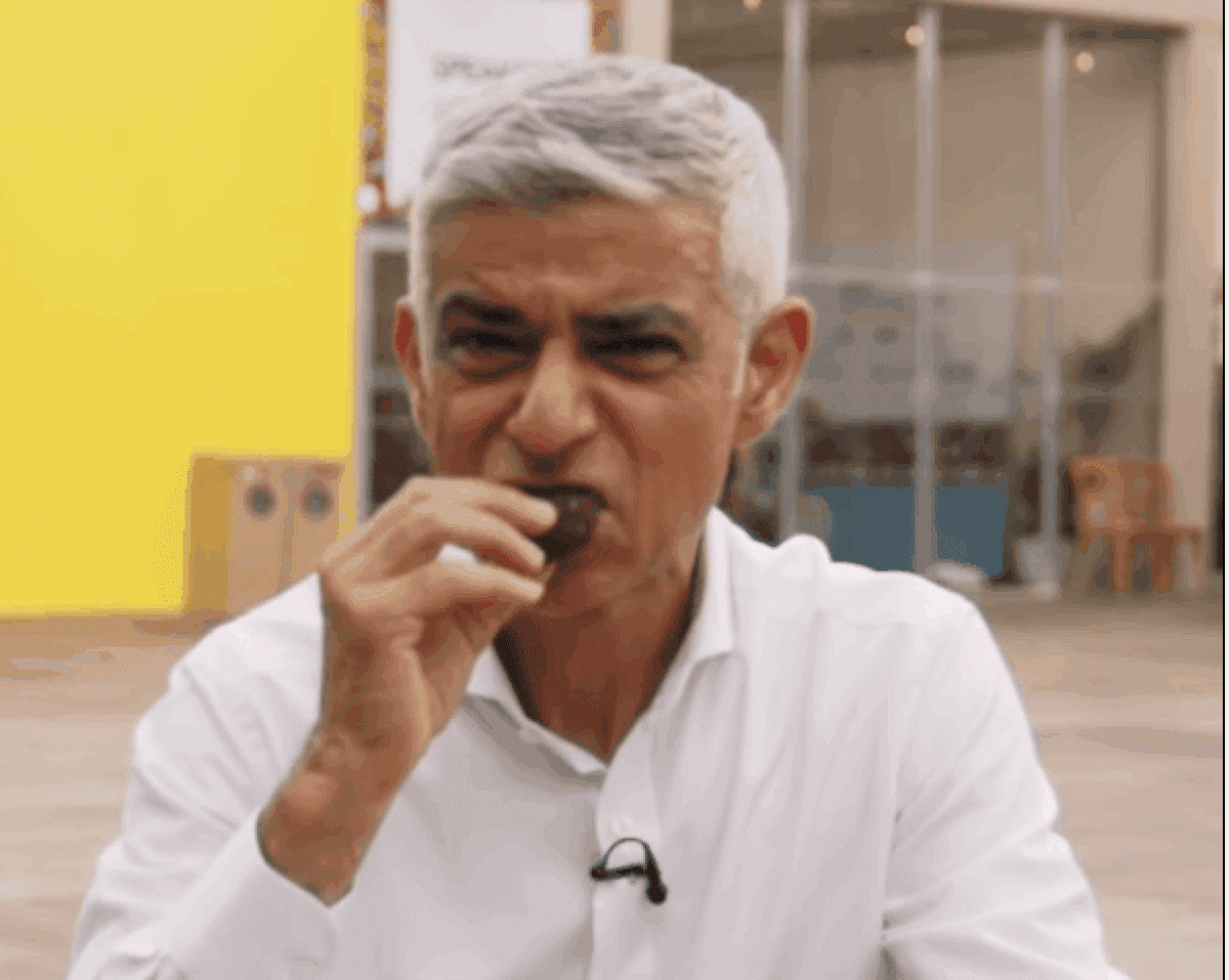 sadiq-khan-provando-comidas-brasileiras-13nov25-598×477-1