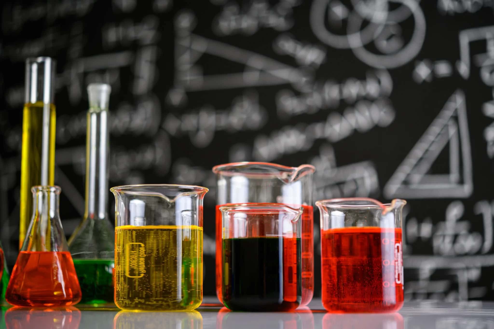 vidraria-com-liquidos-de-cores-diferentes-1