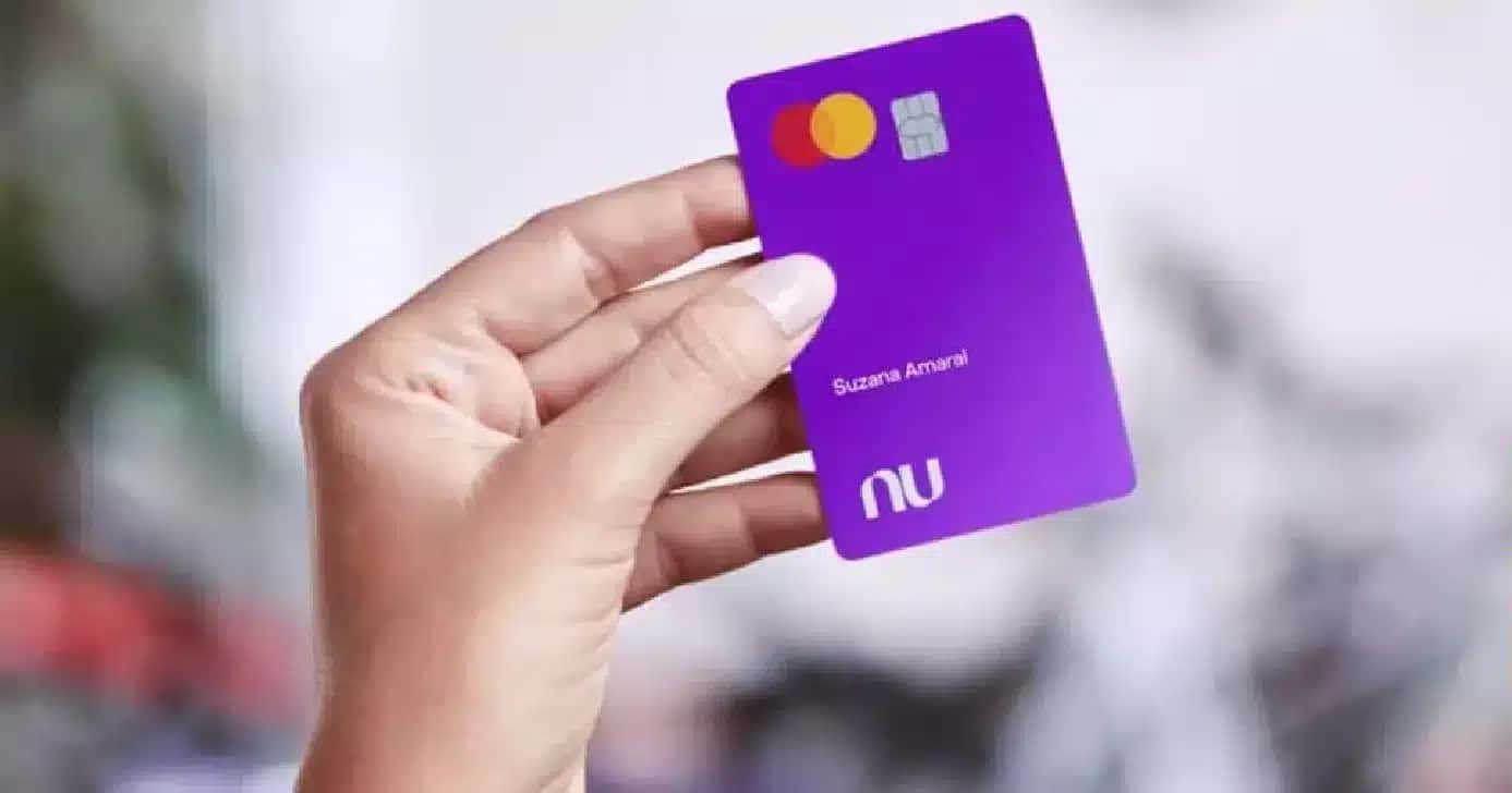 Mulher-segurando-cartao-do-Nubank-966×507.jpg