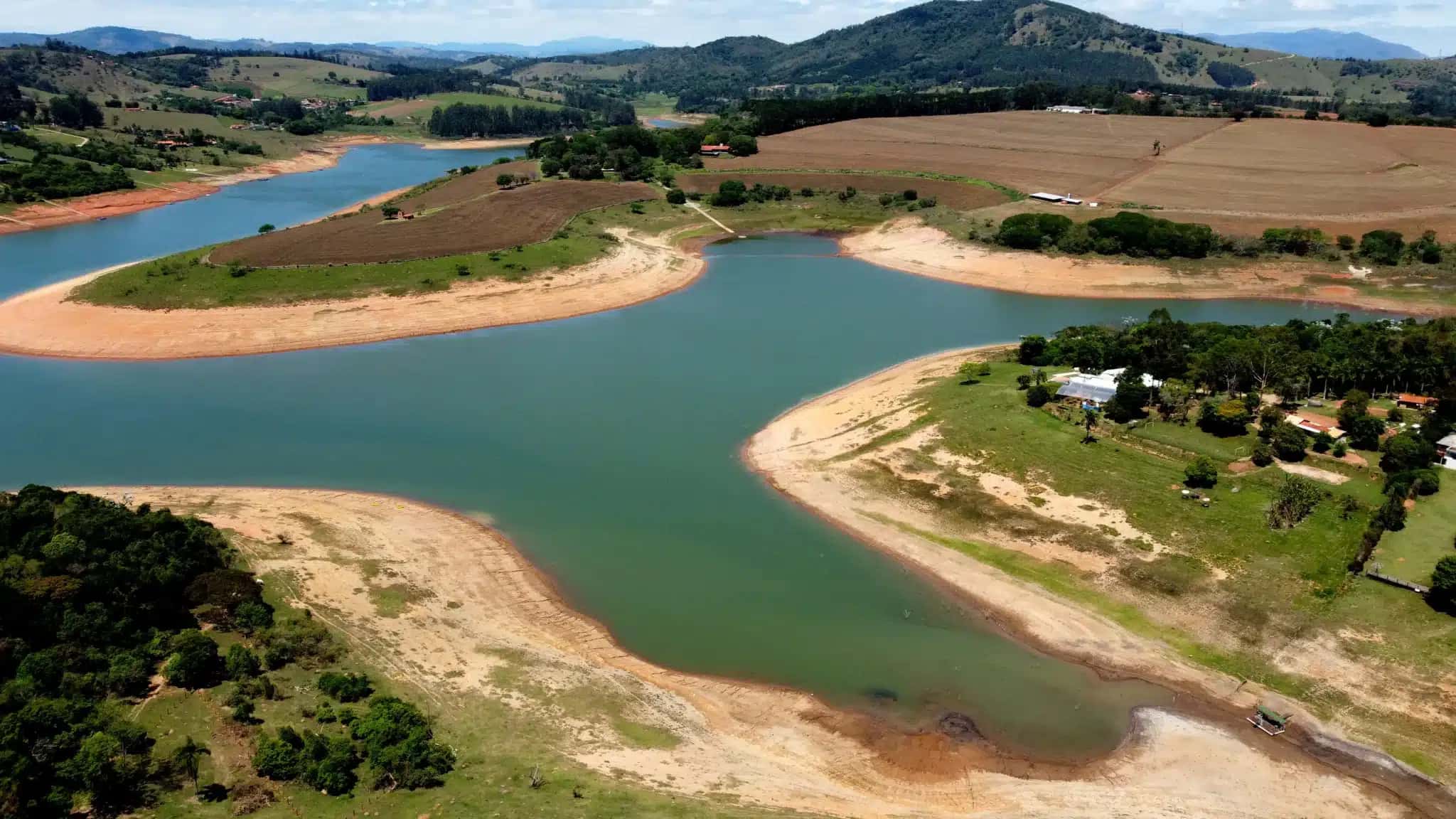 Represa-do-Rio-Jaguari-que-compoem-o-Sistema-Cantareira-o-principal-responsavel-pelo-abastecimento-de-agua-da-capital-paulista-e-da-regiao-metropolitana