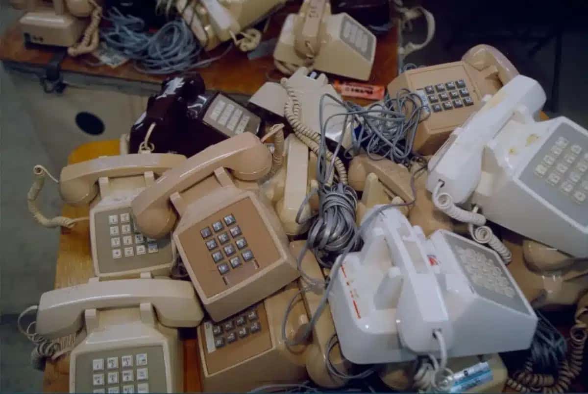 Telefones-descartados-espapalhados-sobre-uma-mesa-de-escritorio-em-14-de-fevereiro-de-1996
