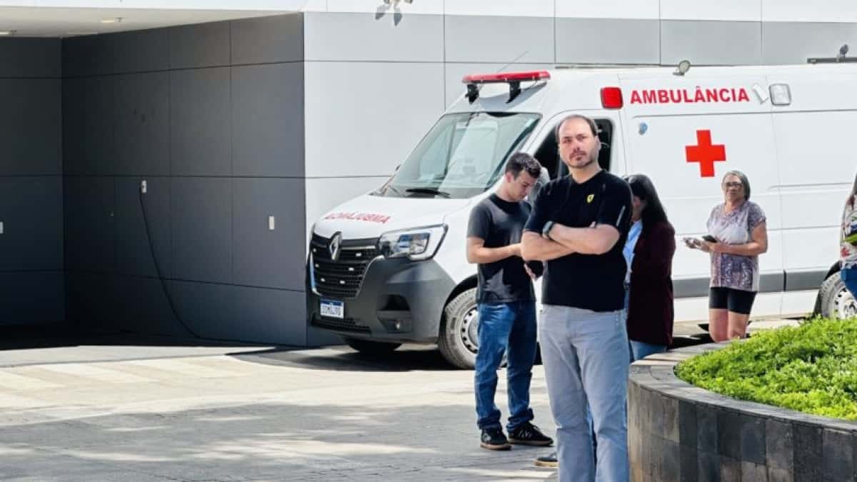 carlos-bolsonaro-aguarda-sozinho-na-garagem-chegada-de-jair-bolsonaro-24dez2025-848×477-1