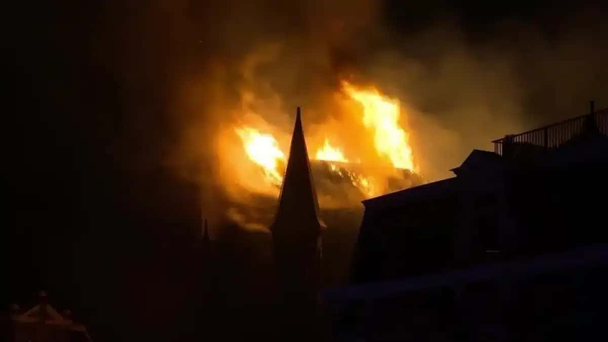 Fogo-destroi-igreja-historica-em-Amsterda
