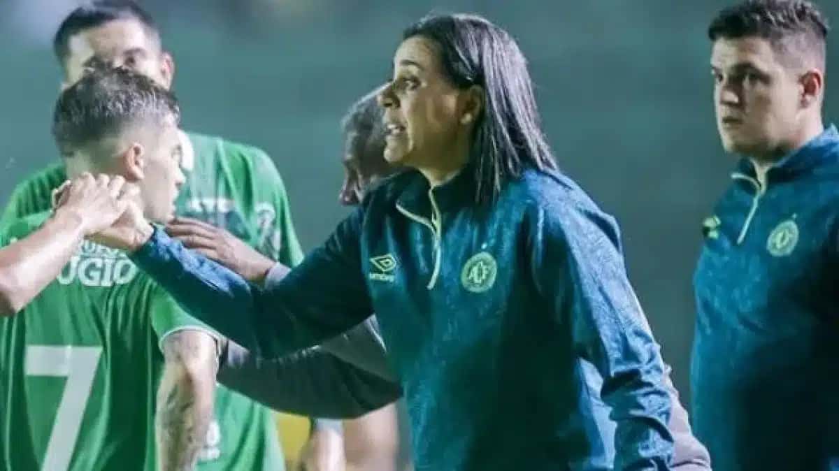 Nivia-de-Lima-e-a-primeira-mulher-a-comandar-a-vitoria-de-um-time-masculino-na-historia-da-Copinha-e1767624256967