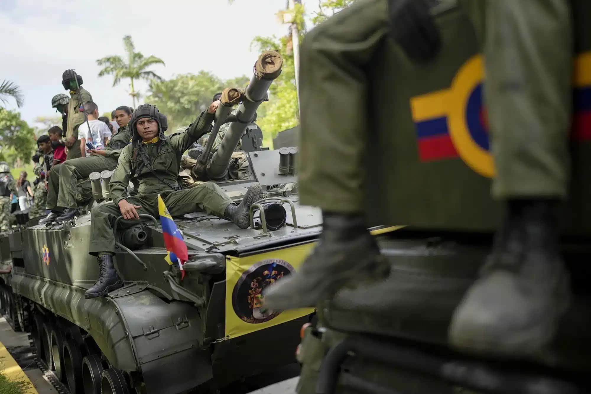soldados-descansam-apos-desfile-do-dia-da-independecia-na-venezuela