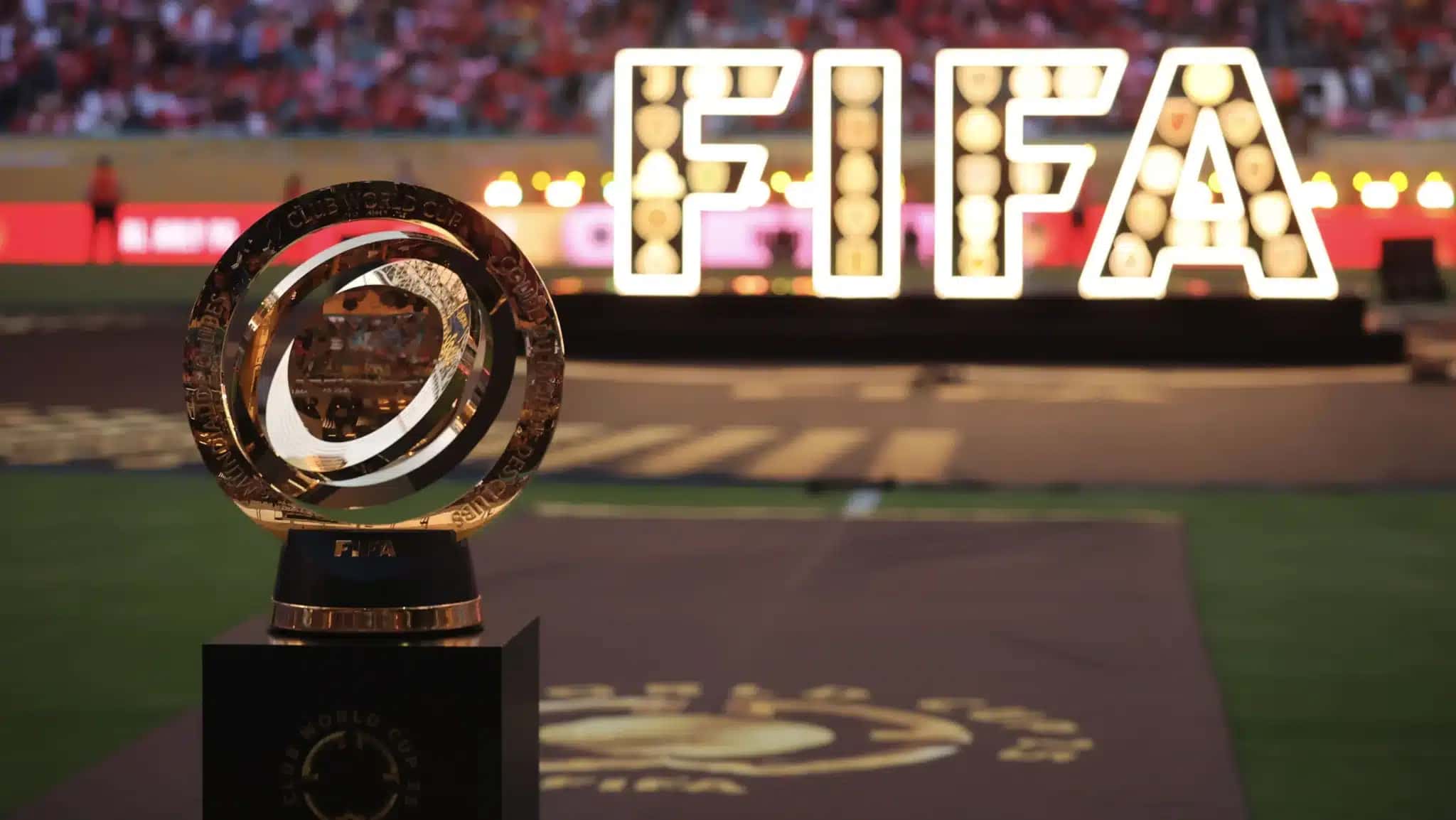 trofeu-copa-do-mundo-de-clubes-fifa-e1750860808173