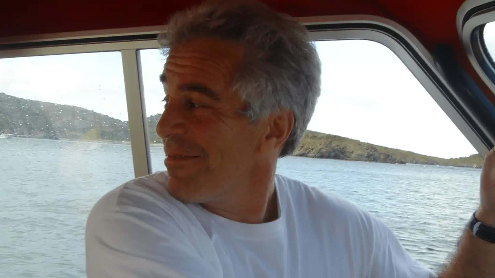 1-Jeffrey-Epstein-aparece-em-uma-das-imagens-divulgadas-pelo-Departamento-de-Estado-dos-EUA-em-20-de-dezembro-de-2025-nos-EUA