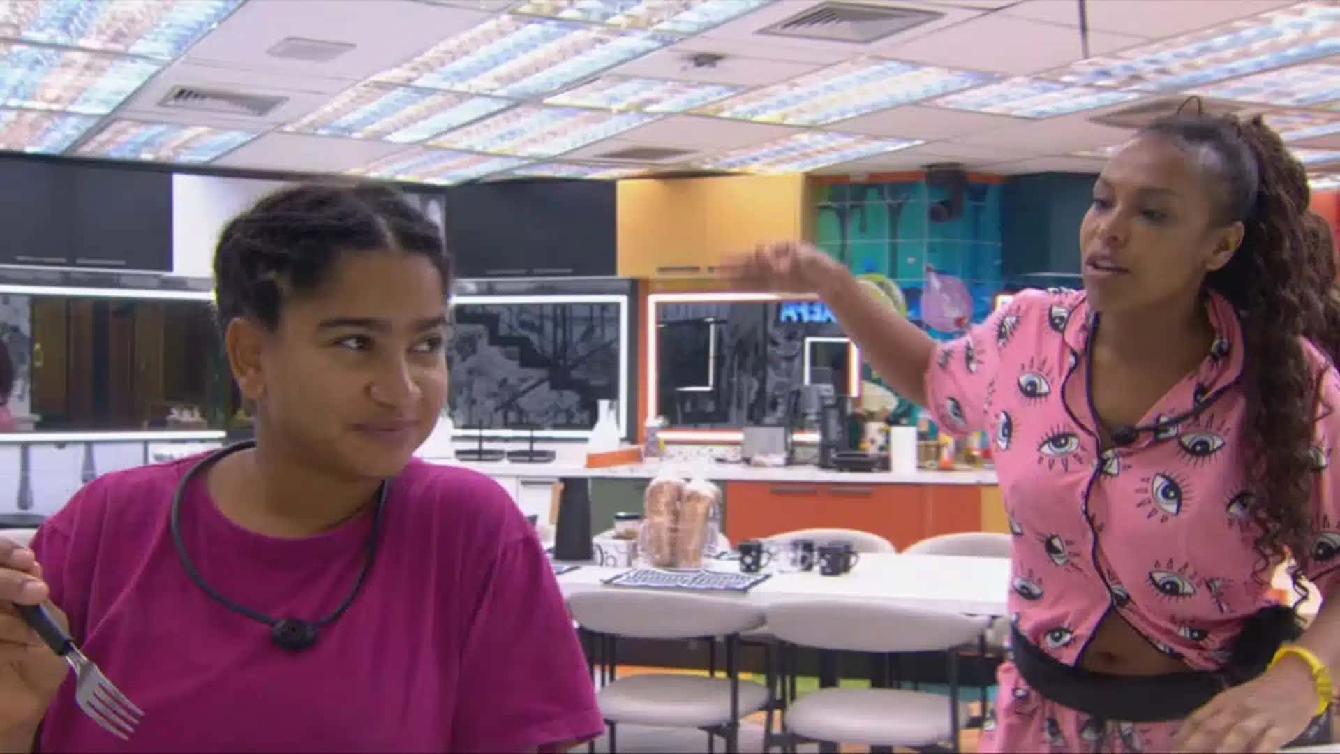 BBB-26-Antes-de-partir-para-cima-de-Ana-Paula-Sol-chamou-Milena-de-retardada