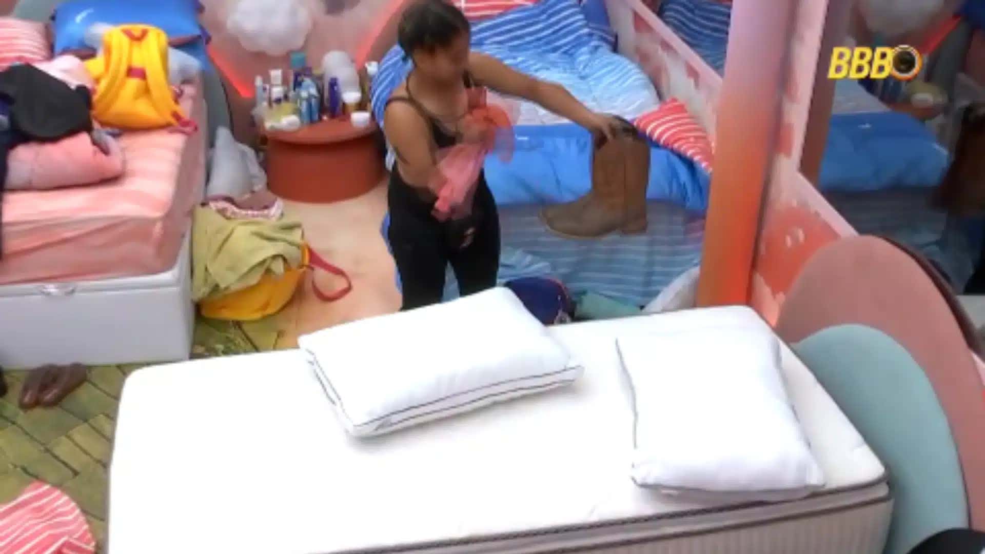BBB-26-Milena-se-vinga-de-Cowboy-e-mexe-nas-coisas-dele-apos-ser-eliminada-da-Prova-do-Lider