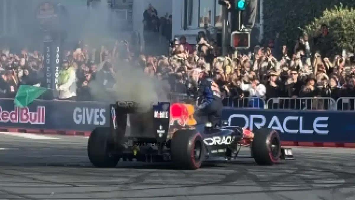 Carro-da-Red-Bull-pega-fogo-durante-exibicao-e1771788811511