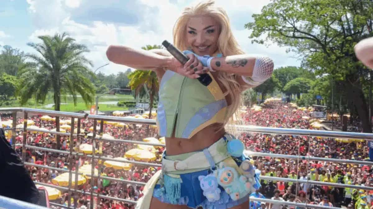 Corpo-sensual-Pabllo-Vittar-surge-de-lingerie-apos-fazer-show-em-megabloco-800×450-1