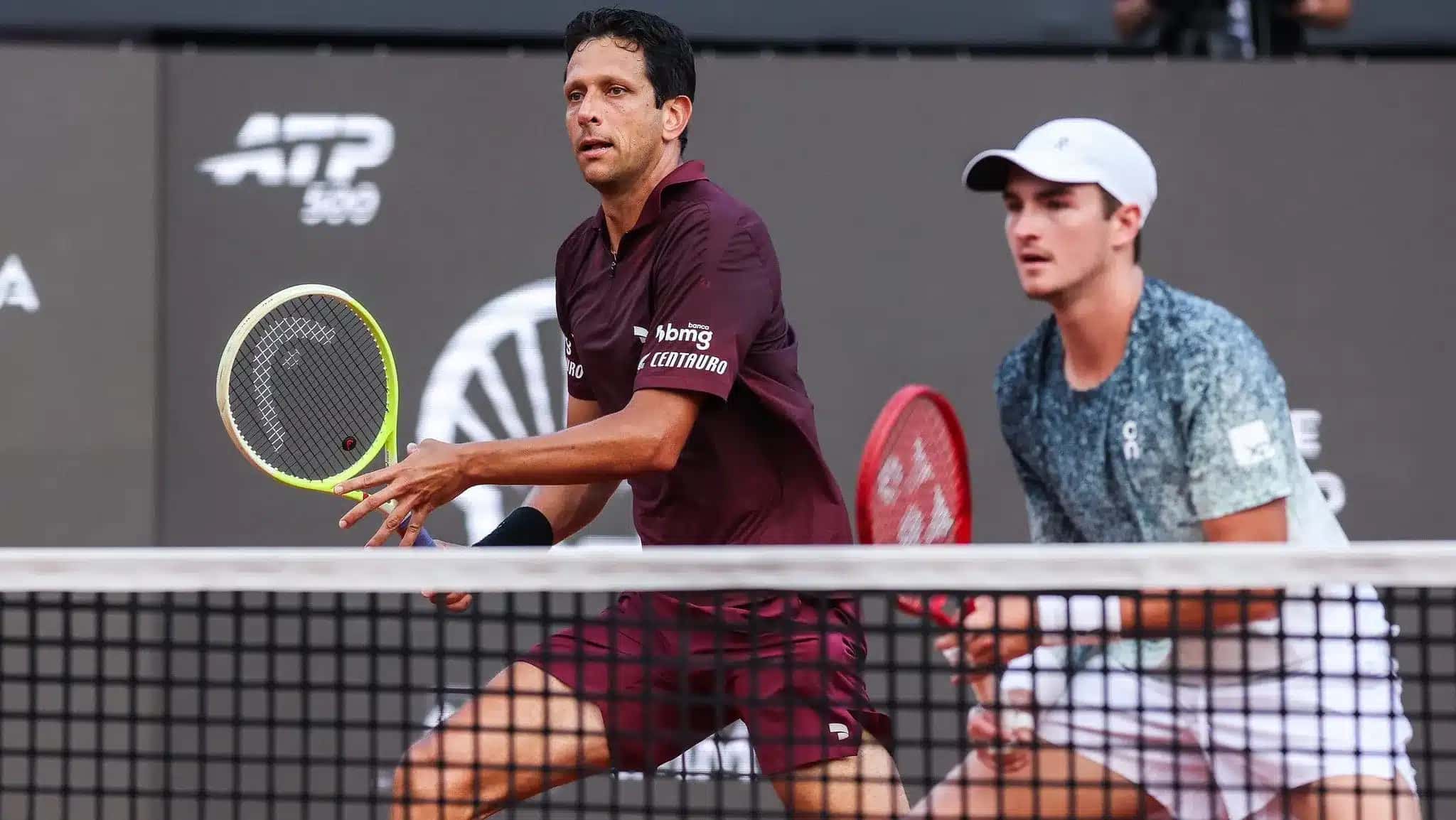 Joao-Fonseca-e-Marcelo-Melo-em-acao-neste-sabado-no-Rio-Open-e1771701085679