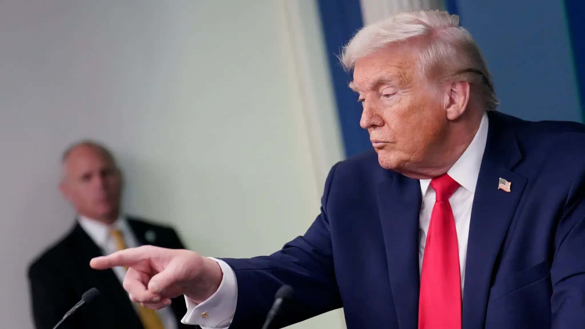 Trump-participa-de-um-briefing-a-midia-para-marcar-o-primeiro-ano-de-seu-segundo-mandato-e1769032283956