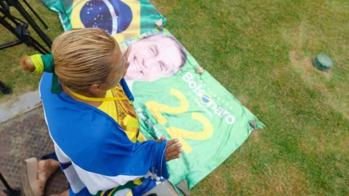 apoiadora-hospital-bolsonaro-27mar26jpg-848×477-1