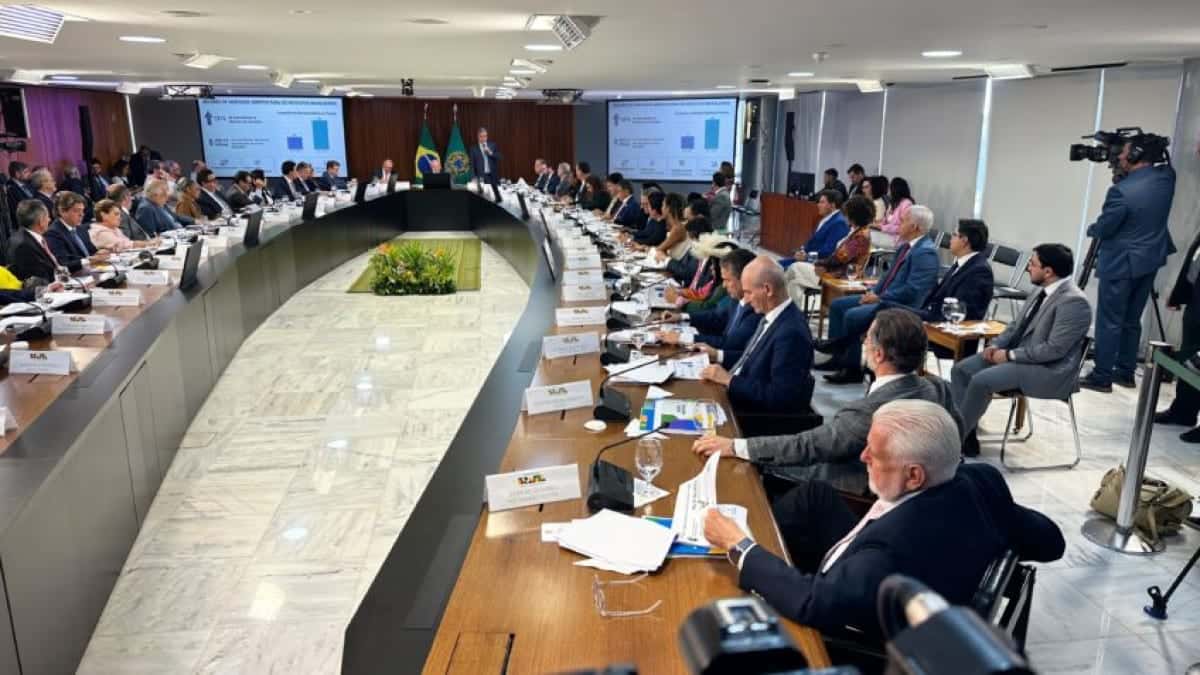 lula-reuniao-ministerial-primeira-2028-30-mar9-848×477-1