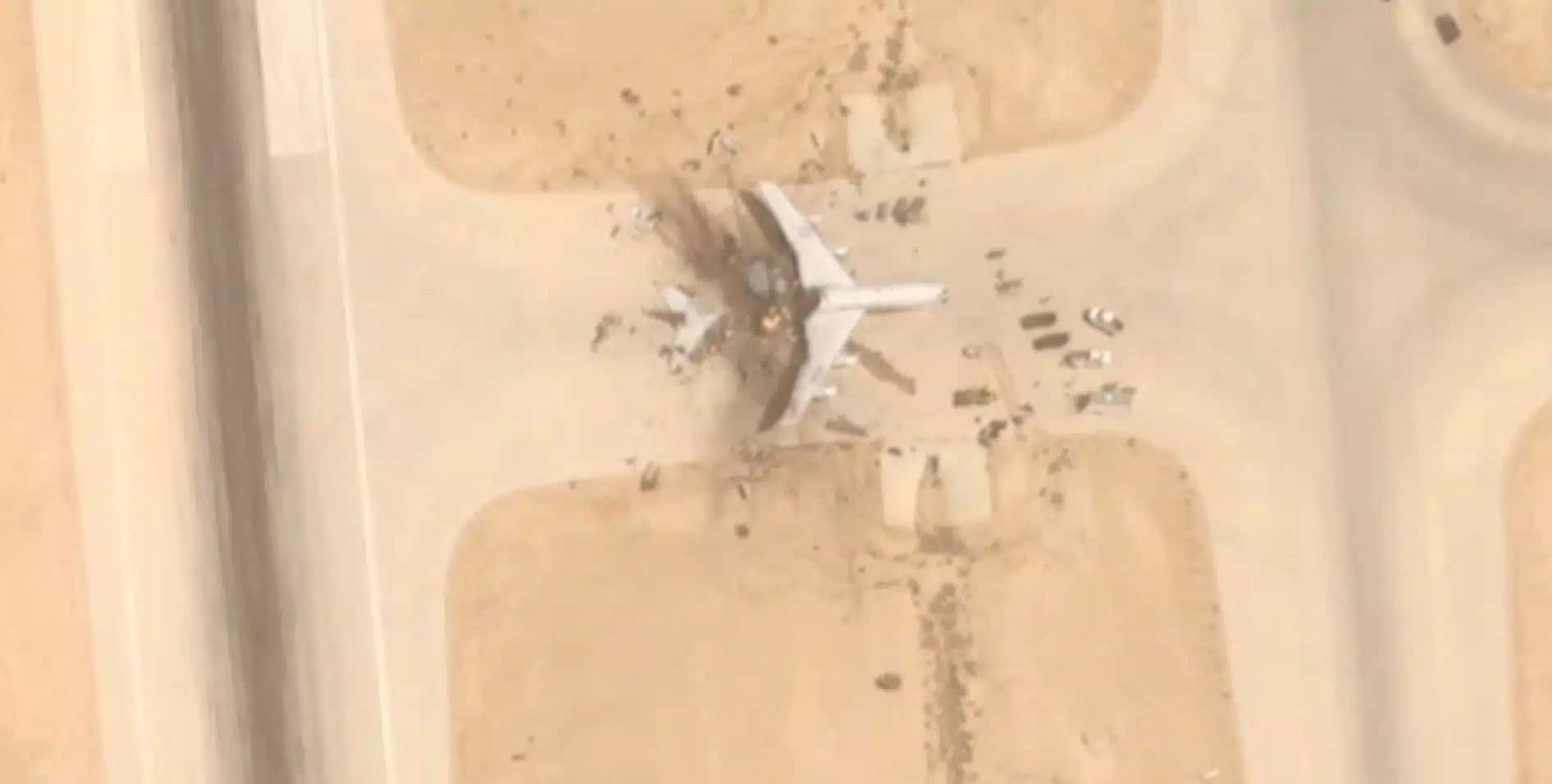 Novas-imagens-de-satelite-fornecidas-a-CNN-pela-Airbus-mostram-os-restos-de-uma-aeronave-E-3-Sentry-dos-EUA-destruida-apos-um-ataque-iraniano-a-Base-Aerea-Prince-Sultan-em-27-de-marco