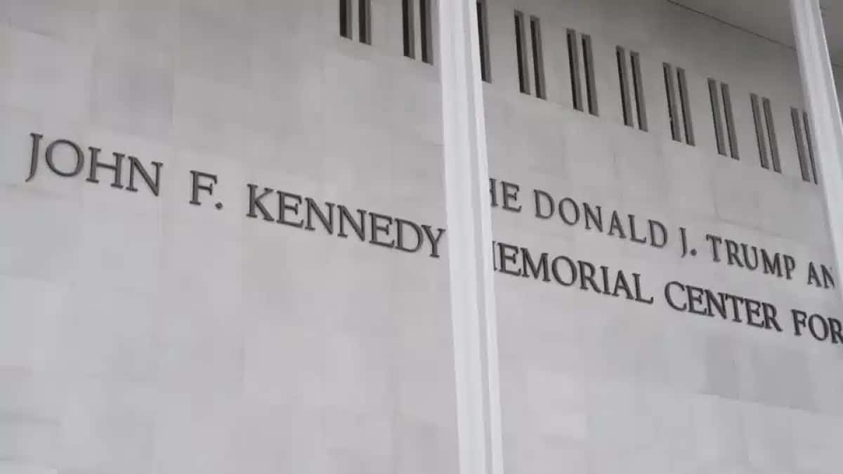 Juiz-dos-EUA-determina-a-retirada-do-nome-de-Trump-do-Kennedy-Center