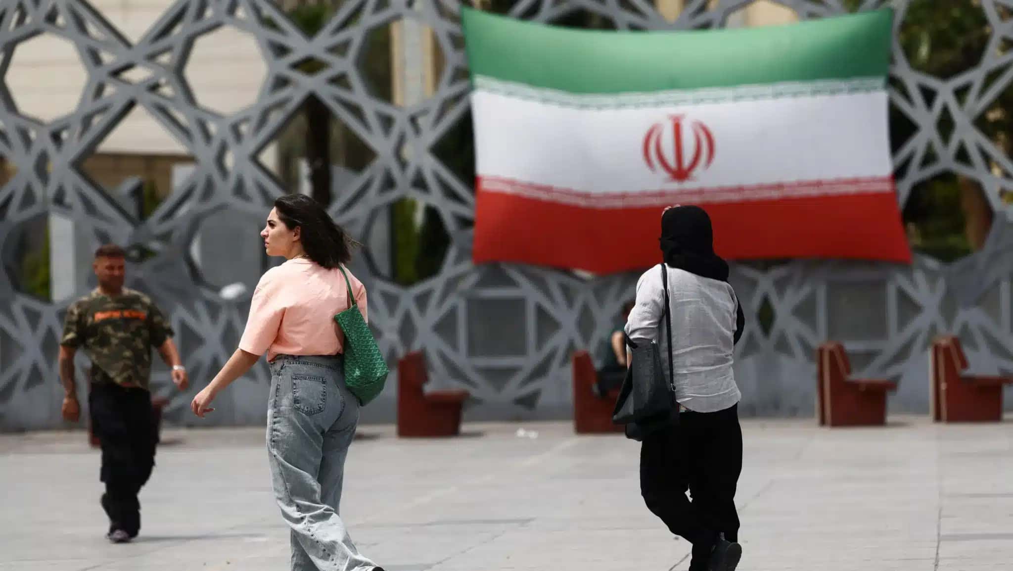 Mulheres-iranianas-caminham-em-rua-de-Teera-27-de-abril-de-2026-e1779220522139
