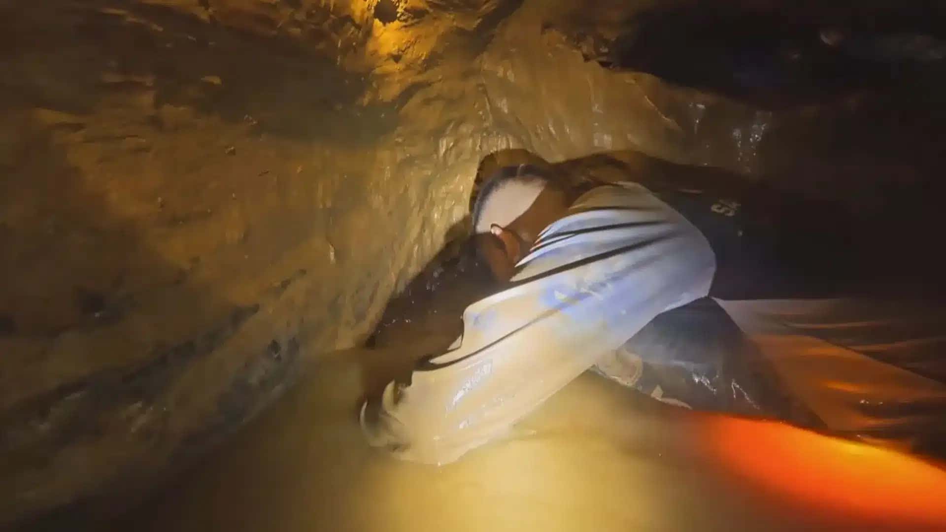 Socorrista-tailandes-entra-em-caverna-no-Laos-para-procurar-moradores