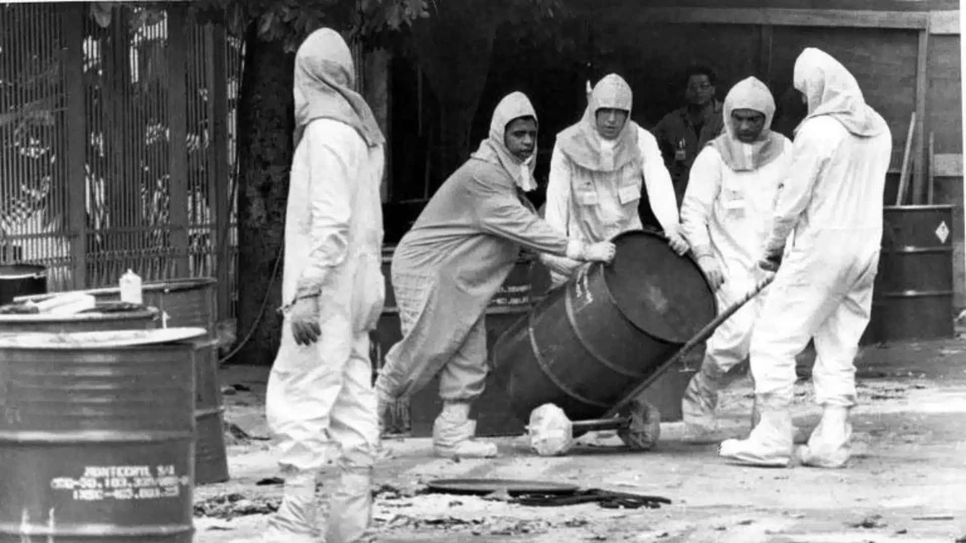 Tecnico-da-CNEN-Comissao-Nacional-de-Energia-Nuclear-mede-o-indice-de-radioatividade-na-capsula-contendo-Cesio-137-em-Goiania-Goias-em-novembro-de-1987.-•-O-POPULARAE-Estadao-Conteudo-1