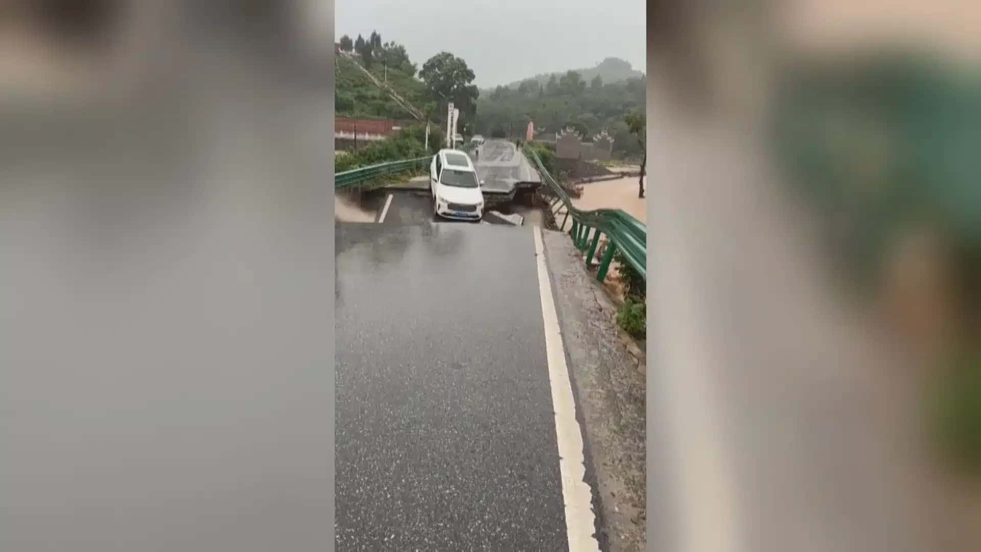 Video-gravado-por-uma-testemunha-ocular-mostra-um-carro-caindo-em-um-rio-com-correnteza-forte-apos-parte-de-uma-ponte-ceder-na-China
