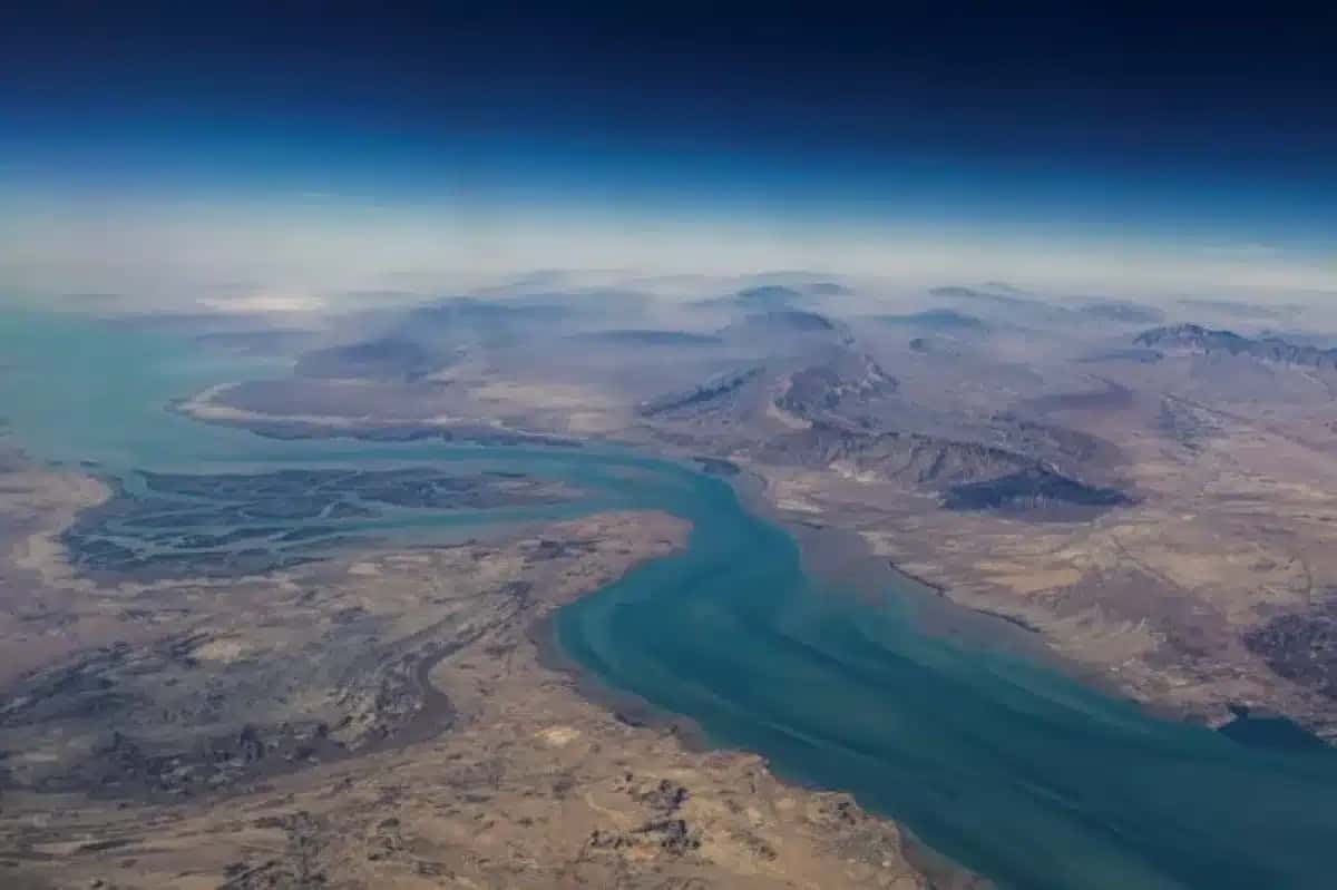 Vista-aerea-da-ilha-de-Qeshm-separada-do-continente-iraniano-pelo-Estreito-de-Clarence-no-Estreito-de-Ormuz-12