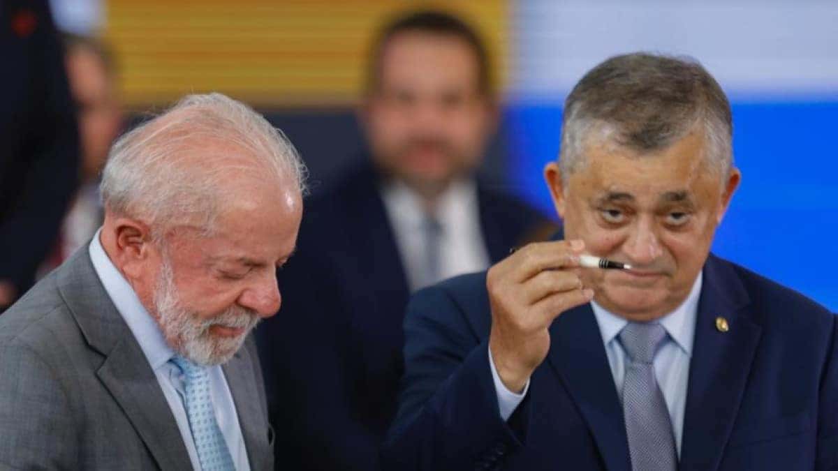 jose-guimares-assina-termo-de-posse-com-lula-848×477-1