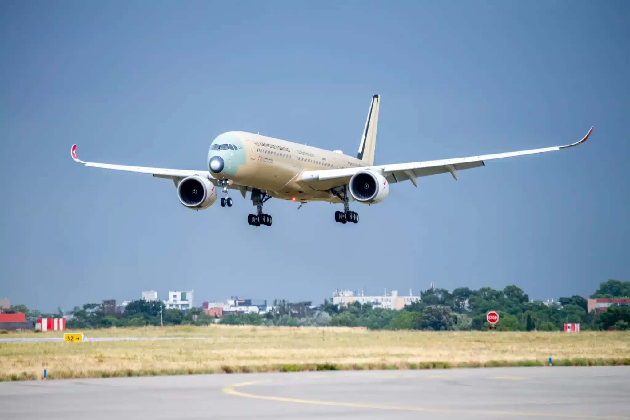 A350-1000ULR-MSN707-Qantas-First-flight-landing_AI-PHO-0383-08-04