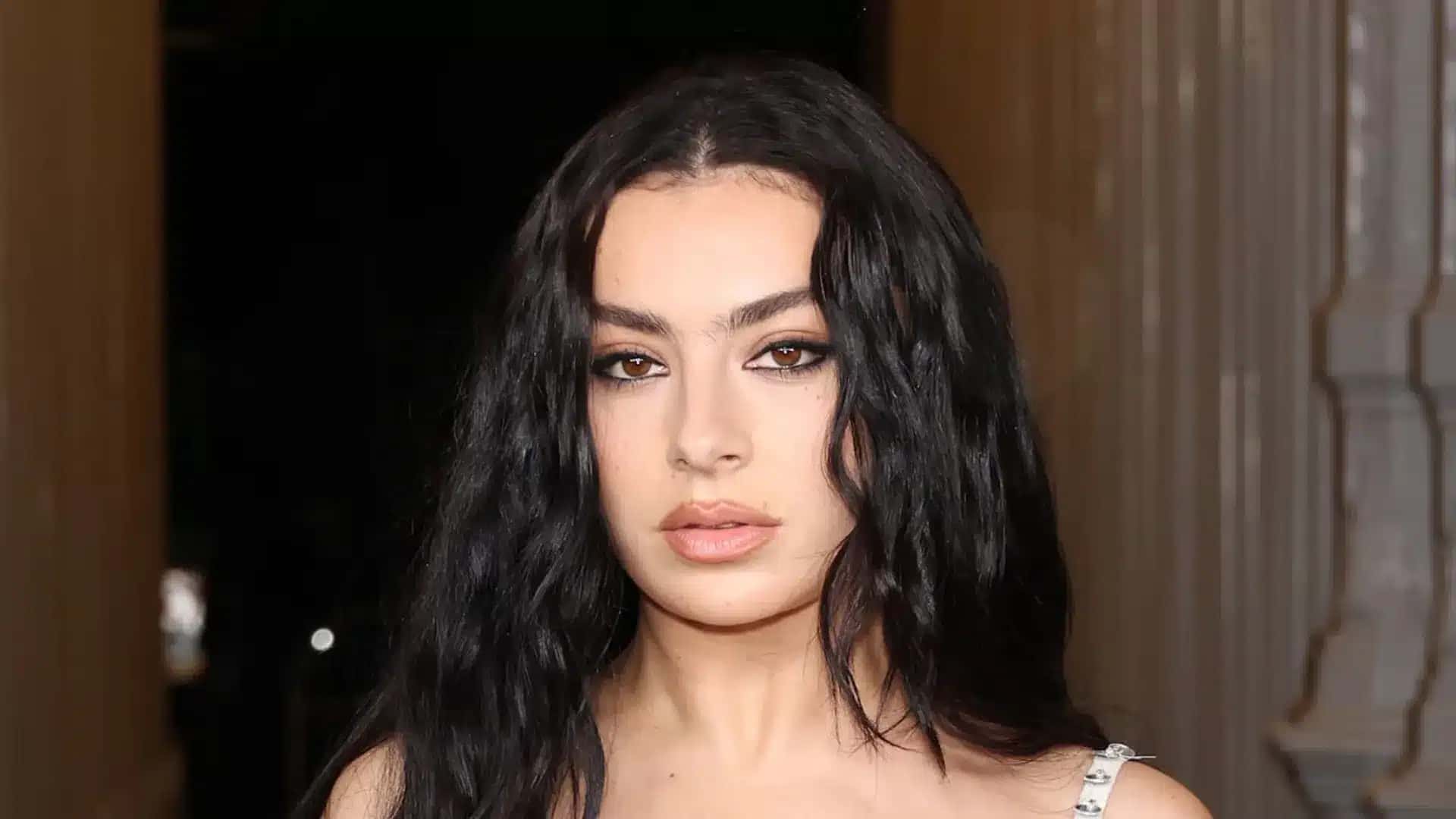 Apos-era-BRAT-Charli-XCX-estreia-single-com-anuncio-de-novo-album