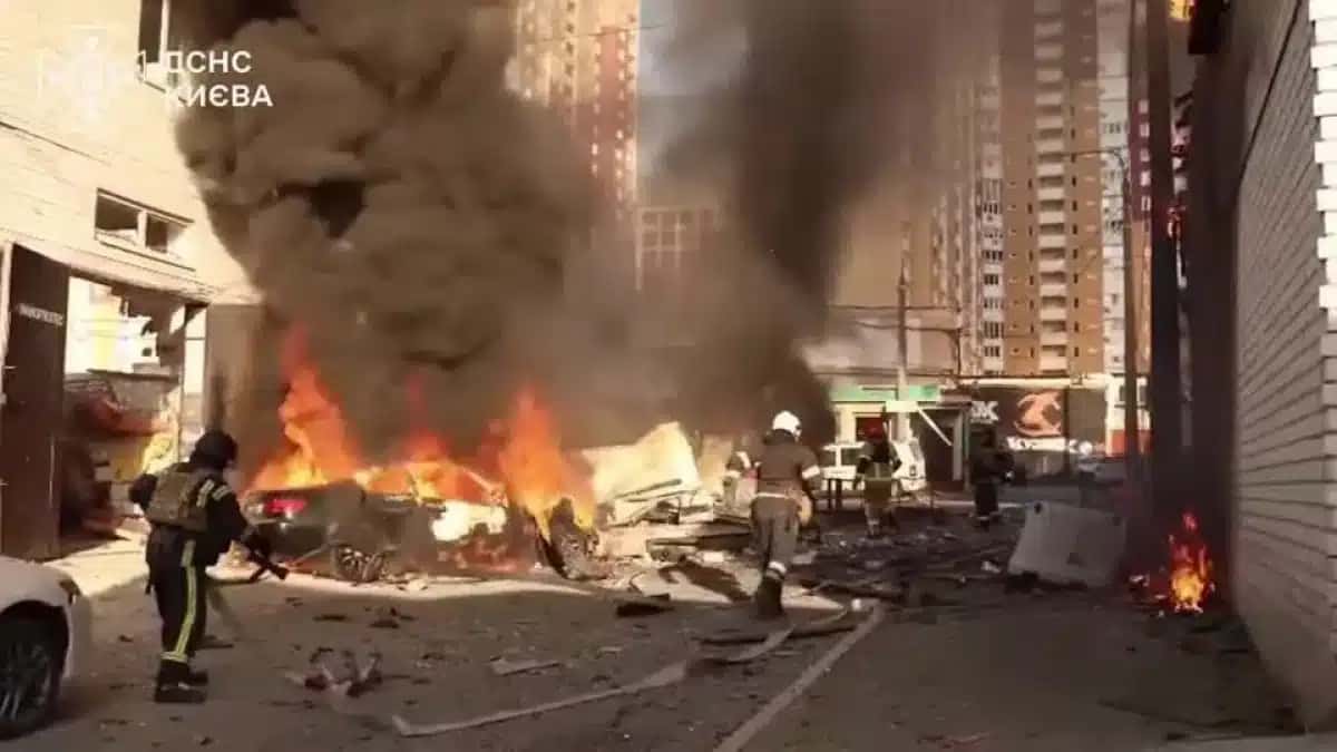 Bombeiros-combatem-incendios-apos-ataque-da-Russia-atingir-Kiev-capital-da-Ucrania