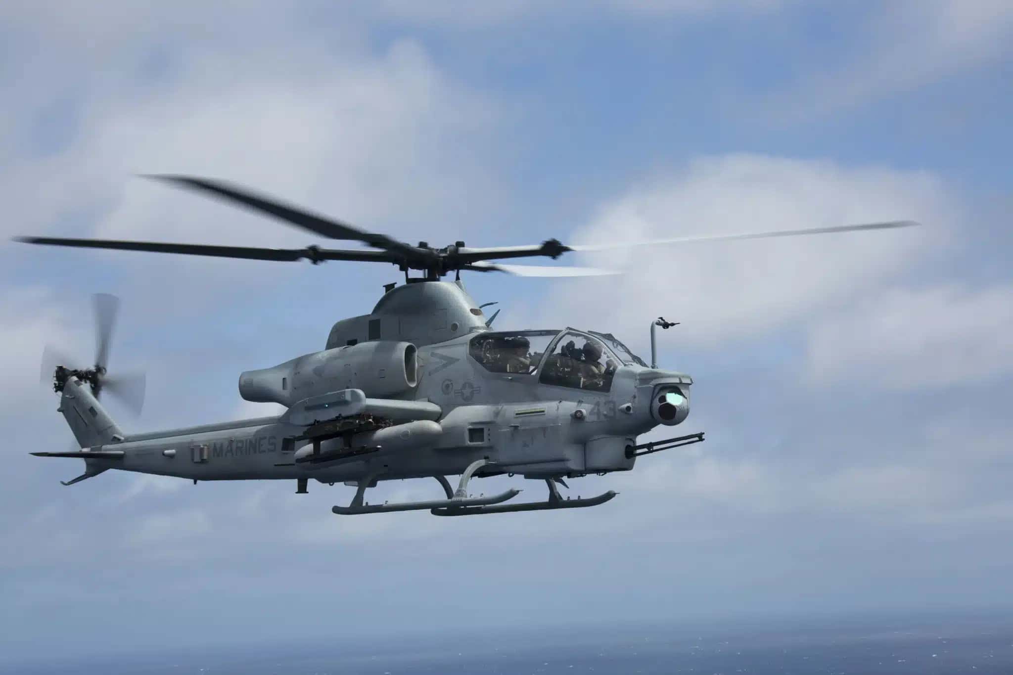 Capitao-do-Corpo-de-Fuzileiros-Navais-dos-EUA-Alexander-Hammac-e-o-1o-Ten-Justin-Lenhart-pilotando-um-helicoptero-AH-64-Apache-na-Ilha-de-San-Clemente-California