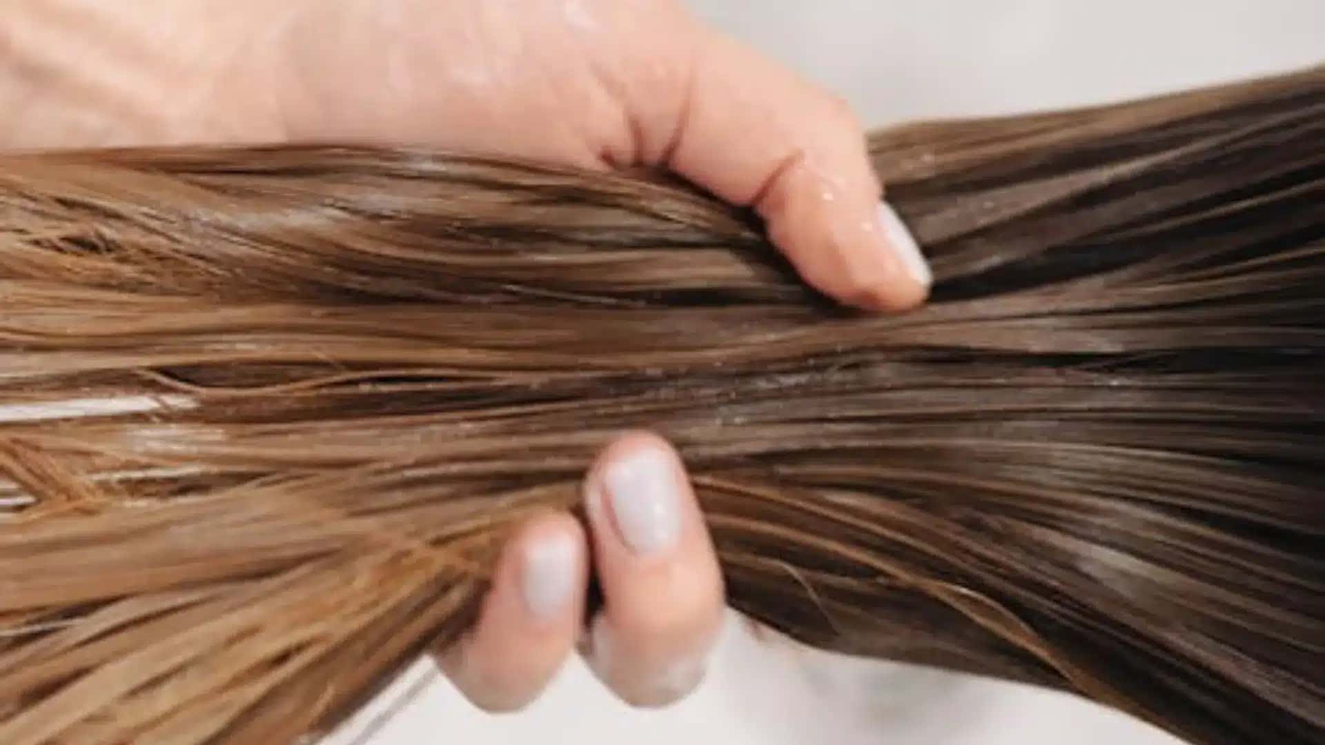 Danos-reais-apos-descolorir-e-alisar-os-cabelos
