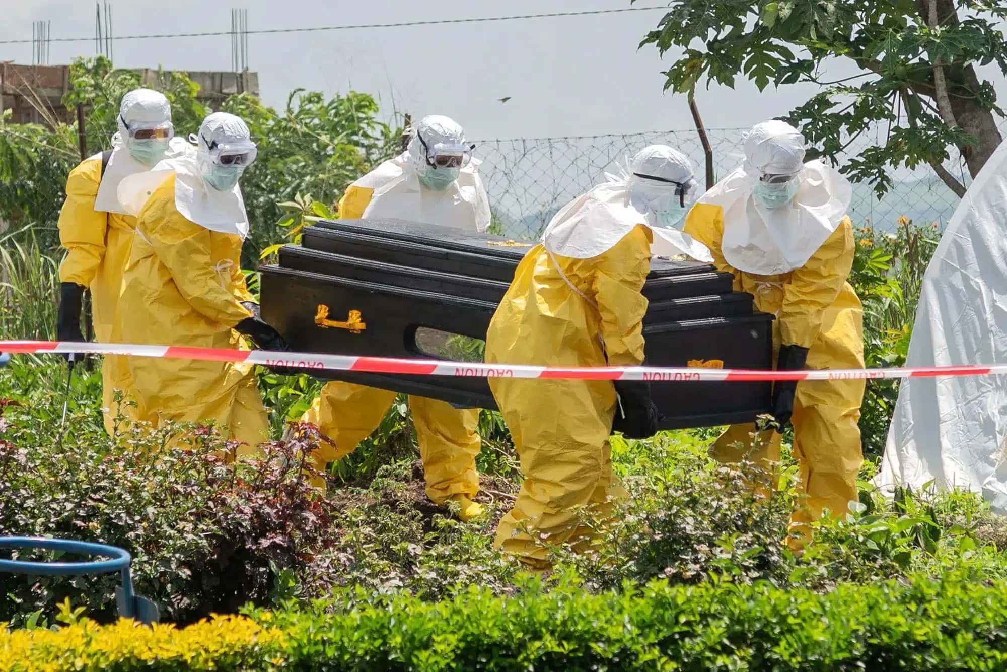 Em-20-de-maio-funcionarios-da-Cruz-Vermelha-carregam-o-caixao-de-uma-pessoa-que-morreu-de-Ebola-em-um-centro-de-saude-em-Rwampara-Republica-Democratica-do-Congo