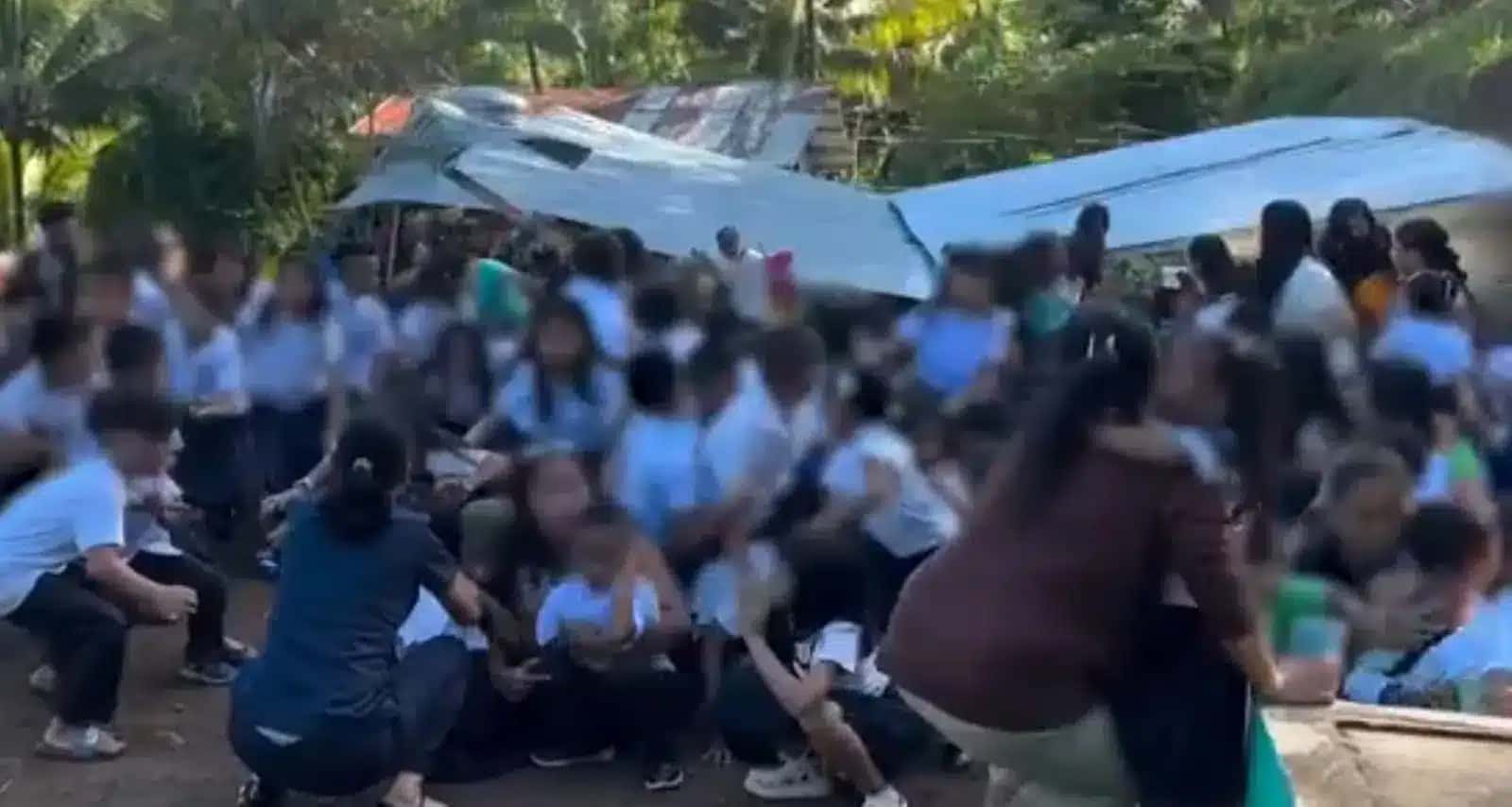 Estrutura-de-escola-desaba-em-meio-a-terremoto-nas-Filipinas-enquanto-criancas-se-protegem