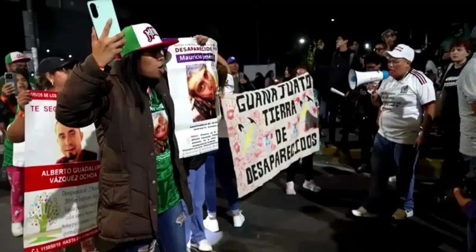 Familias-de-desaparecidos-protestam-na-Cidade-do-Mexico-enquanto-a-policia-bloqueia-marcha-rumo-ao-estadio-da-Copa-do-Mundo