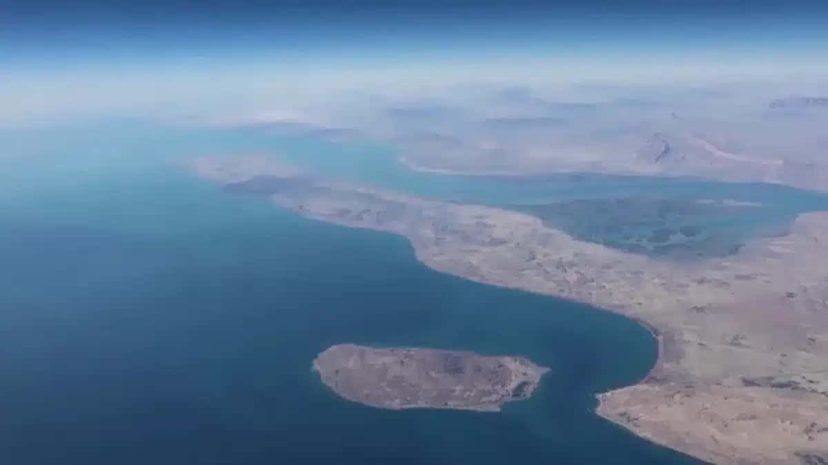 Imagem-aerea-da-regiao-proxima-ao-Estreito-de-Ormuz